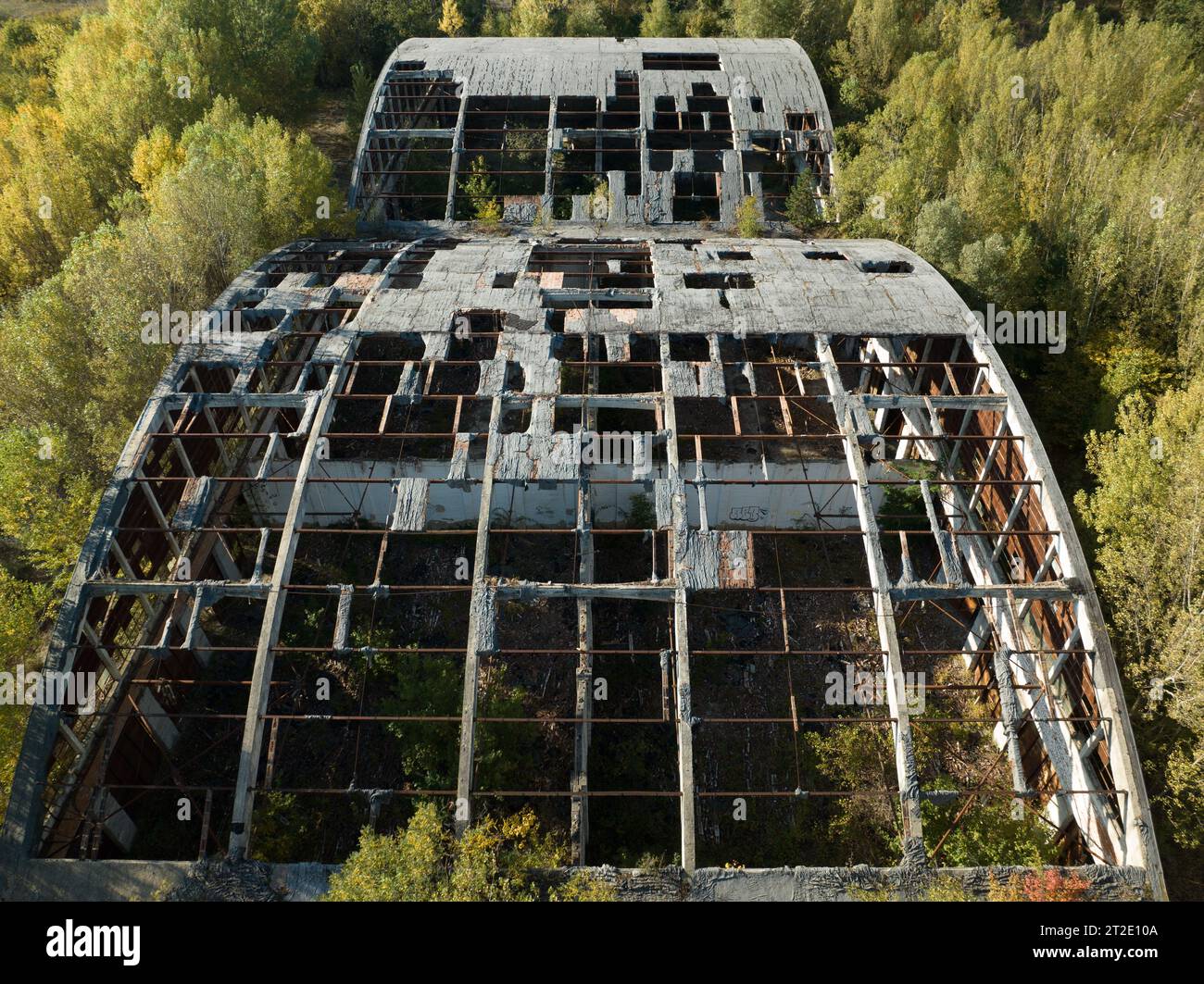 Verlassene Wohngegend und Gebäude. Sieht aus wie die Geisterstadt Pripyat, Tschernobyl-Zone, Ukraine. Die Leute haben diesen Ort vor langer Zeit verlassen. Haus Stockfoto