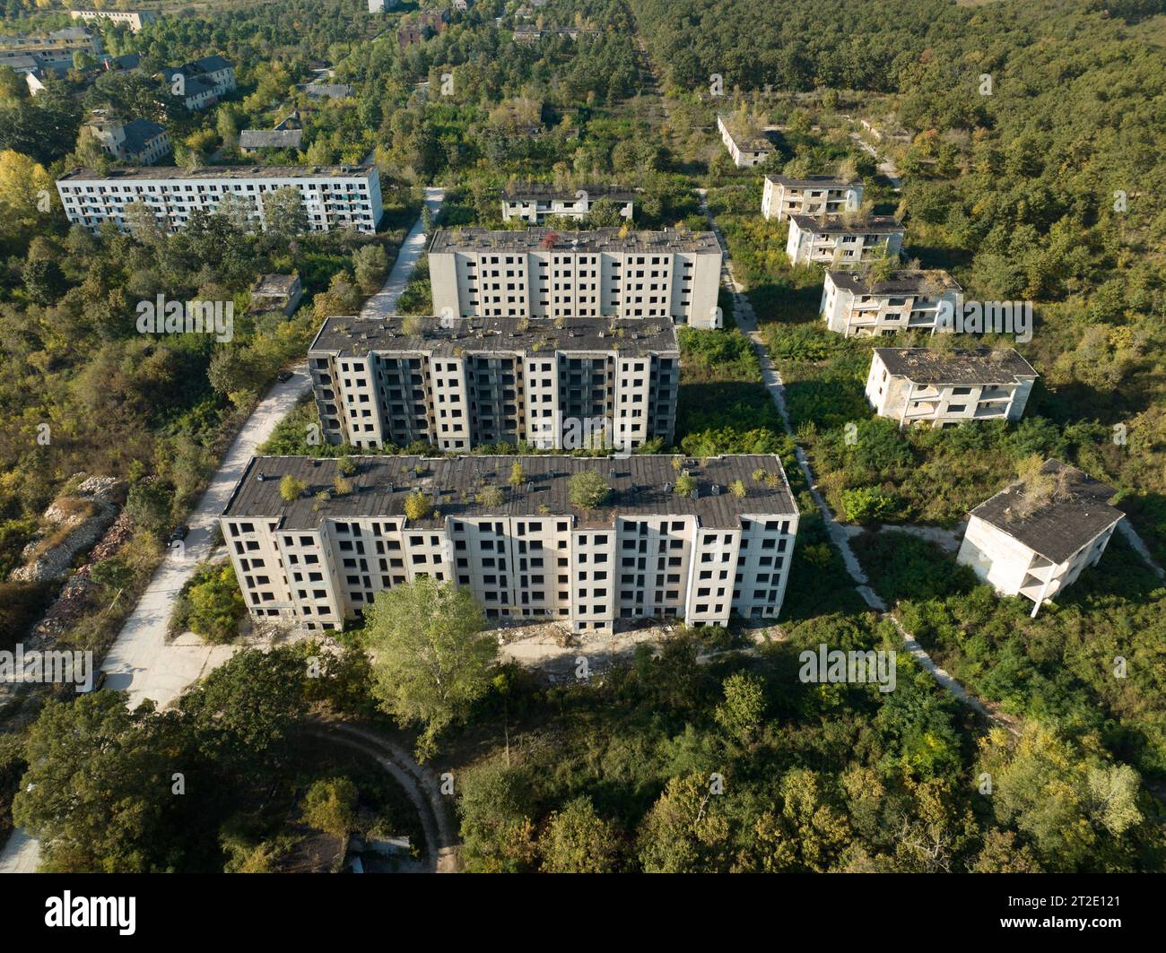 Verlassene Wohngegend und Gebäude. Sieht aus wie die Geisterstadt Pripyat, Tschernobyl-Zone, Ukraine. Die Leute haben diesen Ort vor langer Zeit verlassen. Haus Stockfoto