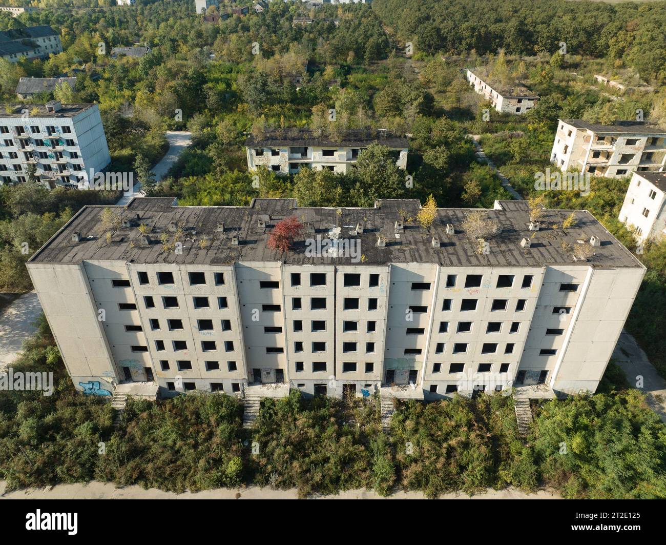 Verlassene Wohngegend und Gebäude. Sieht aus wie die Geisterstadt Pripyat, Tschernobyl-Zone, Ukraine. Die Leute haben diesen Ort vor langer Zeit verlassen. Haus Stockfoto