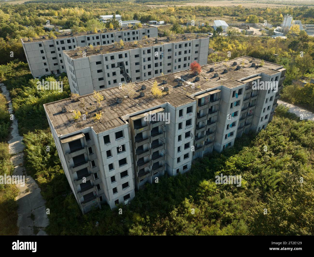 Verlassene Wohngegend und Gebäude. Sieht aus wie die Geisterstadt Pripyat, Tschernobyl-Zone, Ukraine. Die Leute haben diesen Ort vor langer Zeit verlassen. Haus Stockfoto