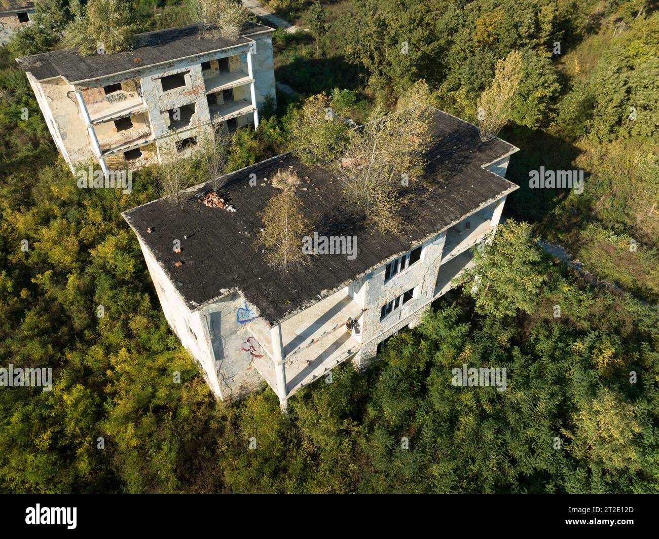 Verlassene Wohngegend und Gebäude. Sieht aus wie die Geisterstadt Pripyat, Tschernobyl-Zone, Ukraine. Die Leute haben diesen Ort vor langer Zeit verlassen. Haus Stockfoto