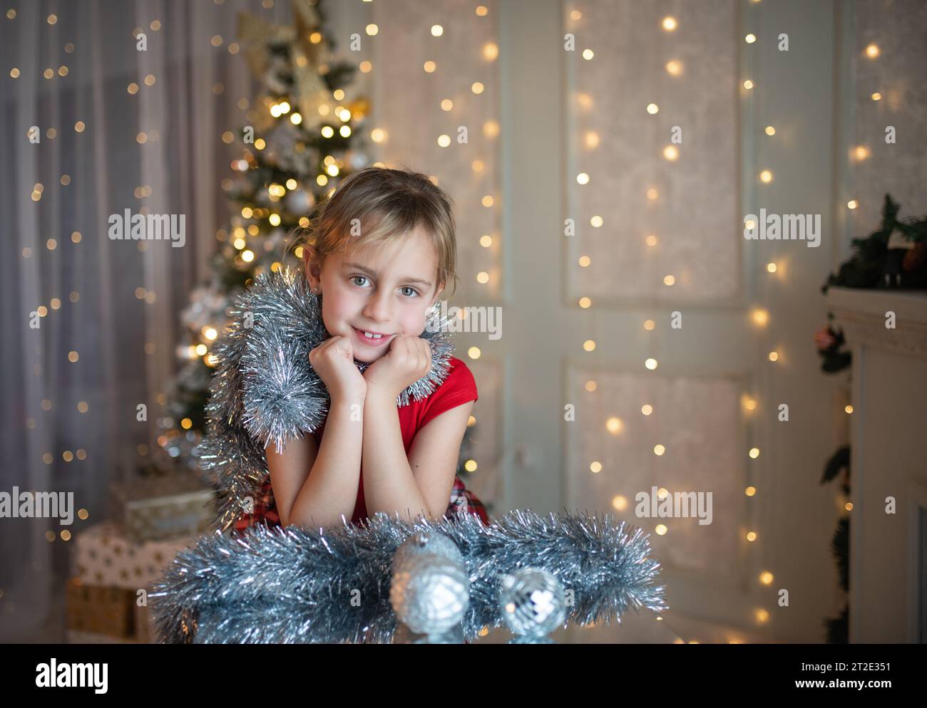 Porträt eines Mädchens auf dem Hintergrund des Neujahrs Stockfoto