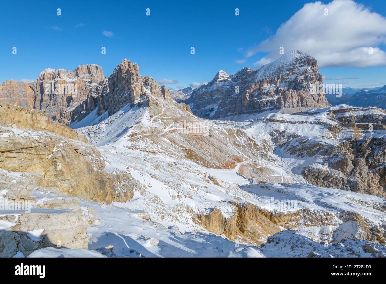 Panoramablick vom Gipfel des Lagazuoi in den italienischen Dolomiten. Schneebedeckte Berglandschaft mit Blick auf die Tofane-Berge. Stockfoto