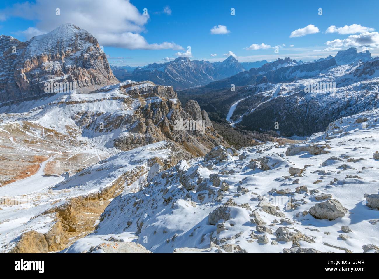 Panoramablick vom Gipfel des Lagazuoi in den italienischen Dolomiten. Schneebedeckte Berglandschaft mit Blick auf Tofana di Rozes und Mount Pelmo Stockfoto