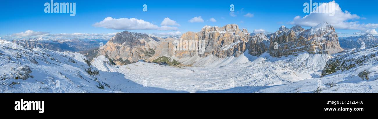 Panoramablick vom Gipfel des Lagazuoi in den italienischen Dolomiten. Schneebedeckte Berglandschaft mit Blick auf das Badia-Tal und den Mount Tofana di Rozes Stockfoto