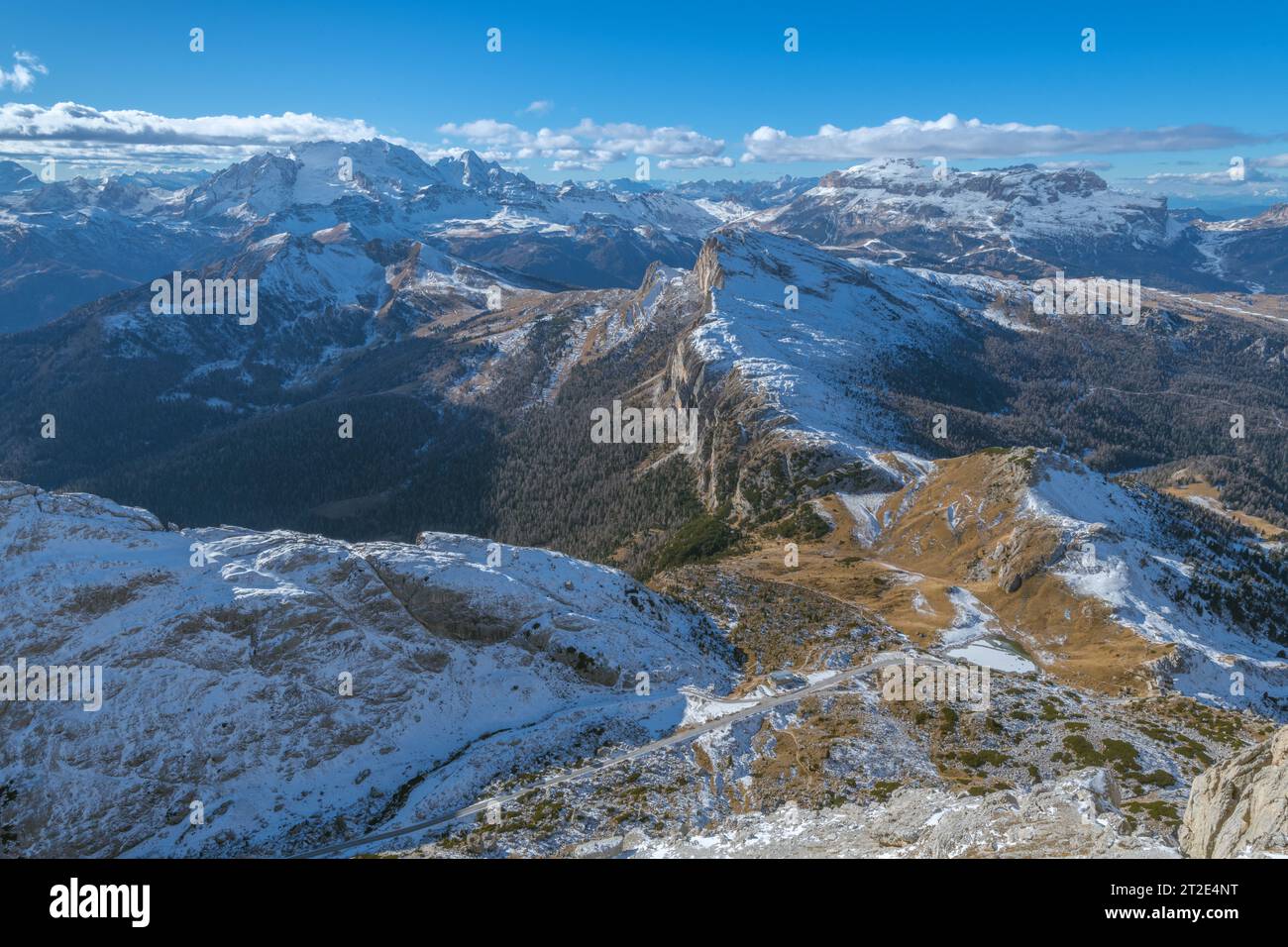 Panoramablick vom Gipfel des Lagazuoi in den italienischen Dolomiten. Schneebedeckte Berglandschaft mit Blick auf den berühmten Marmolada-Berg. Stockfoto