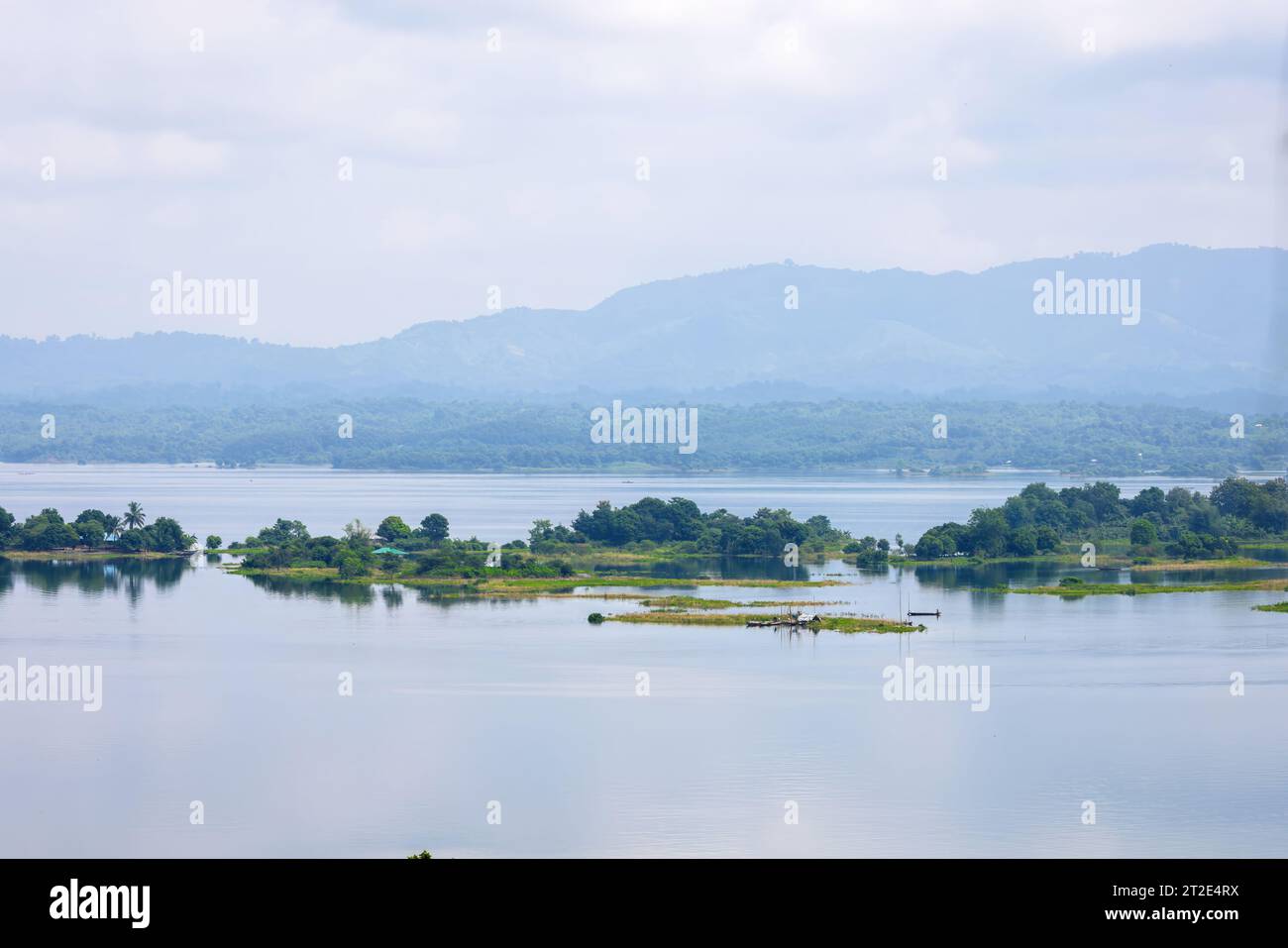 Schönheit des Kaptai-Sees. Dieses Foto wurde aus Rangamati, Chittagong, Bangladesch gemacht. Stockfoto