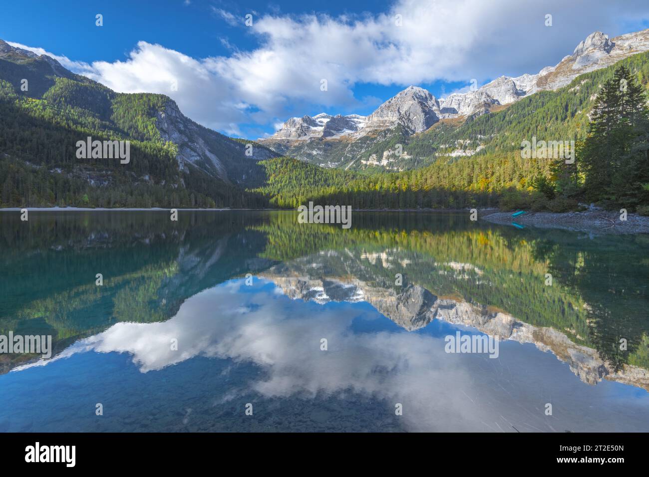 Der Tovel-See in den Brenta-Dolomiten Italiens mit perfekten, stillen Reflexen der Bergkette. Bergreflexionen und Herbstvegetation. Stockfoto