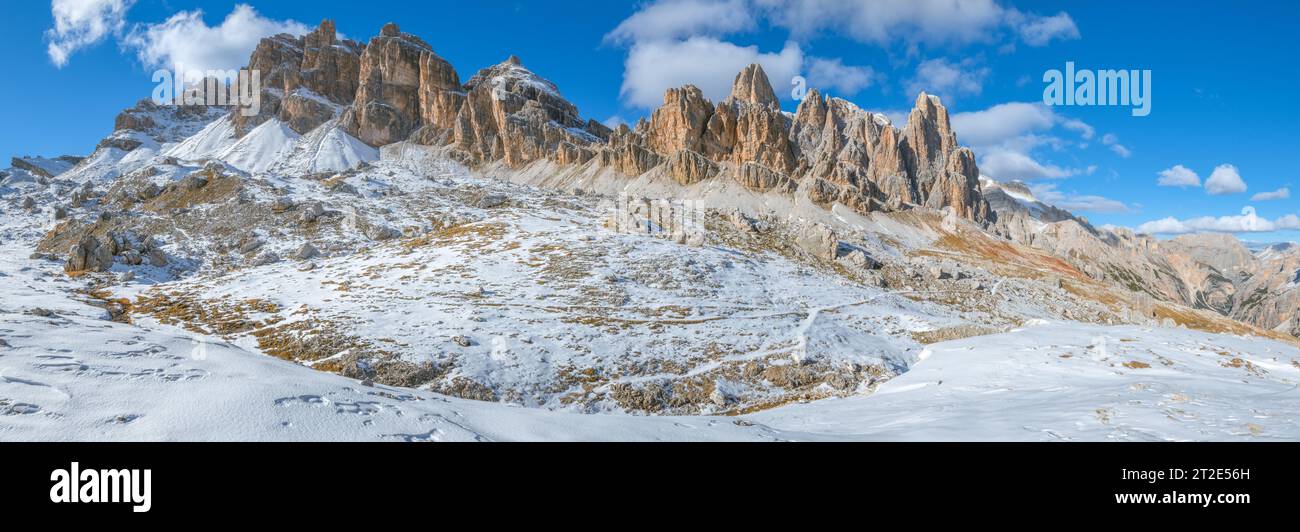 Panoramablick auf die schneebedeckten Fanes- und Lagazuoi-Berge. Schneebedecktes Hochplateau mit nahe gelegenen Kalksteingipfeln. Stockfoto