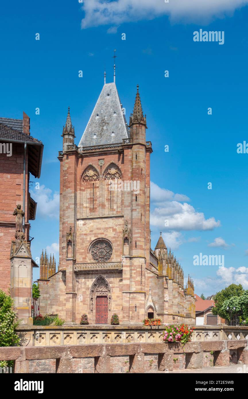 Außenansicht der Stiftskirche St. Florentinus, heute Pfarrkirche St. Johannes Baptista, Niederhaslach, Elsass, Frankreich, Europa Stockfoto