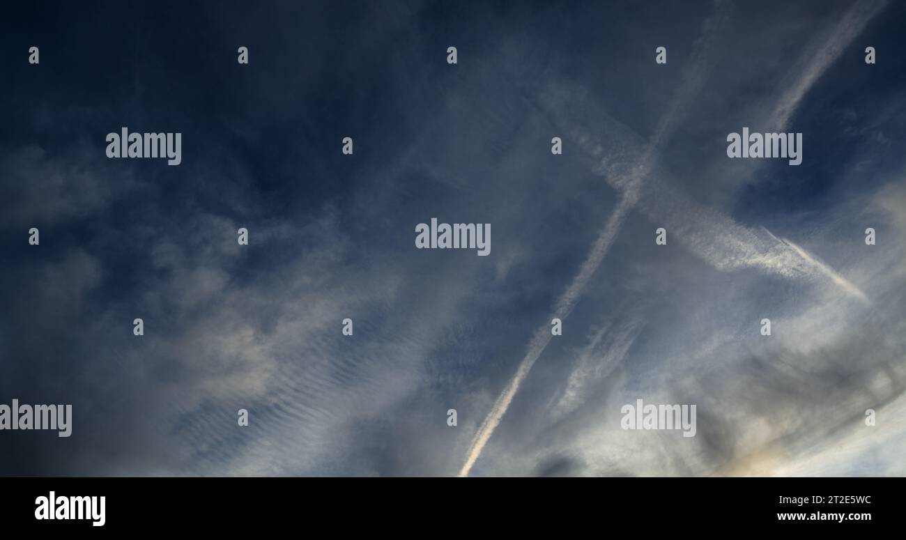 Traumhafte Mischung aus Kondensationswegen und Wolken in großer Höhe schaffen einzigartige und hypnotische Texturen am Abendhimmel. Stockfoto Traumhafte Mischung aus Kondensationswegen und Wolken in großer Höhe schaffen einzigartige und hypnotische Texturen am Abendhimmel. Stockfoto