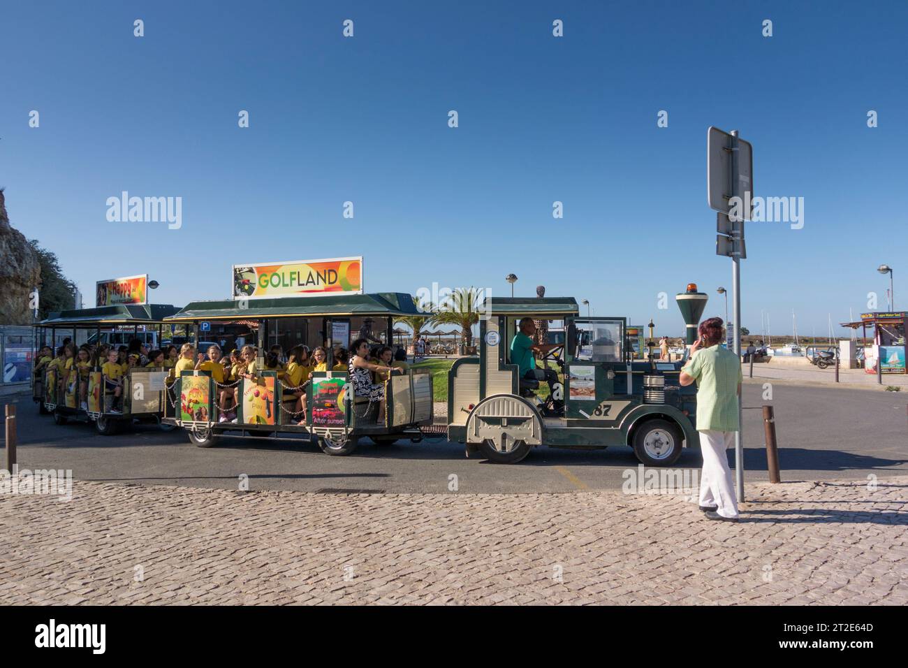 Ein kleiner Zug mit Schulkindern, Alvor, Algarve, Portugal, Europa Stockfoto