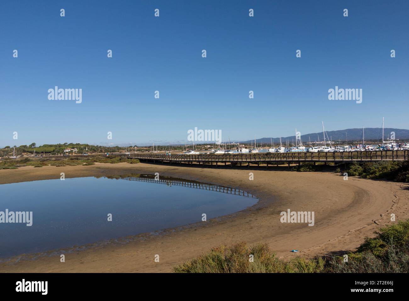Gangway mit erhöhter Plattform am Flussufer, Alvor, Algarve, Portugal, Europa Stockfoto