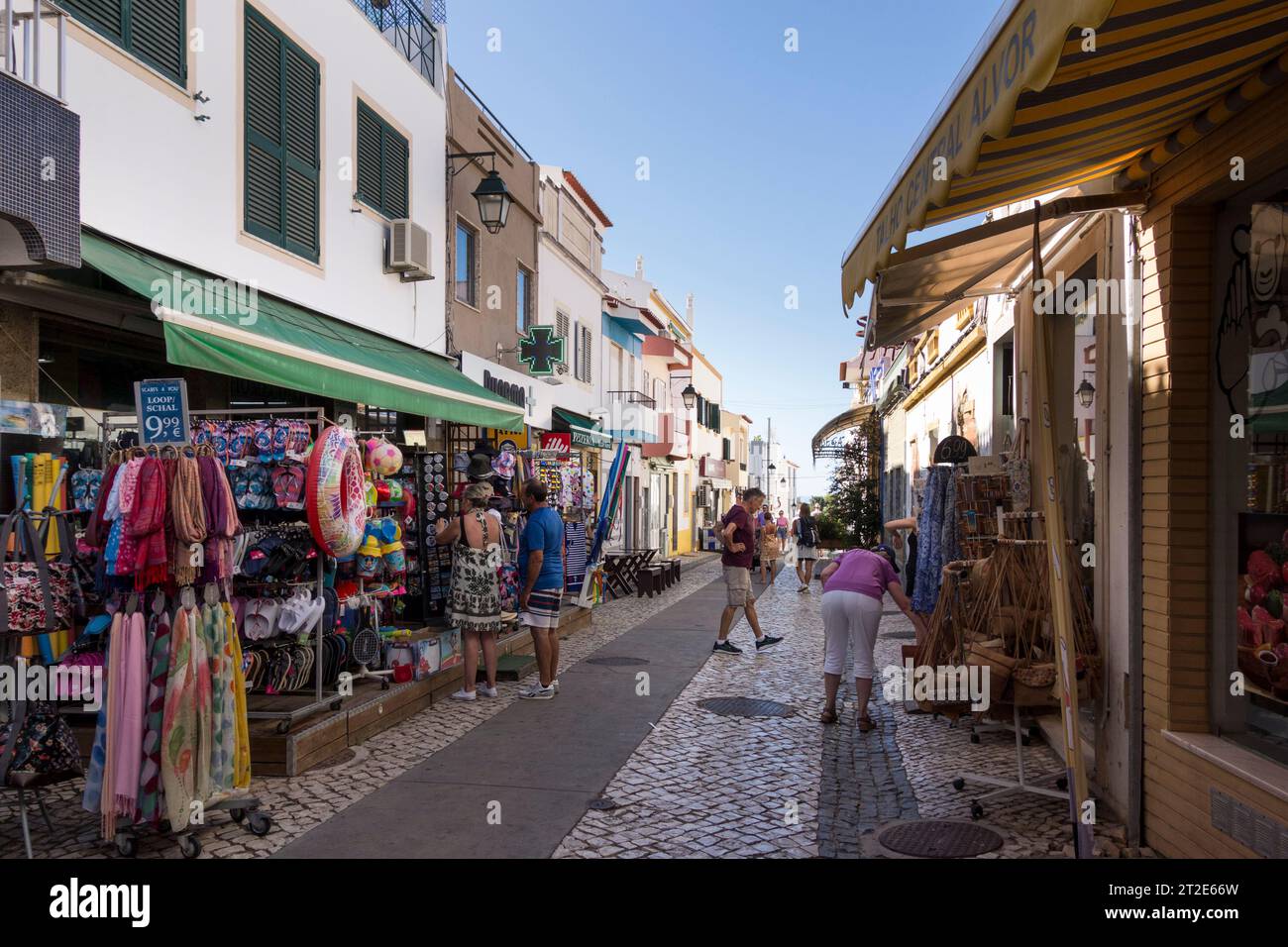 Die Backstreet ist gesäumt von kleinen Geschäften für Touristen, Alvor, Algarve, Portugal, Europa Stockfoto