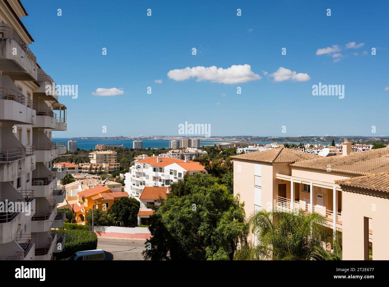 Randbezirke von Alvor Development mit Wohnblöcken, Algarve, Portugal, Europa Stockfoto