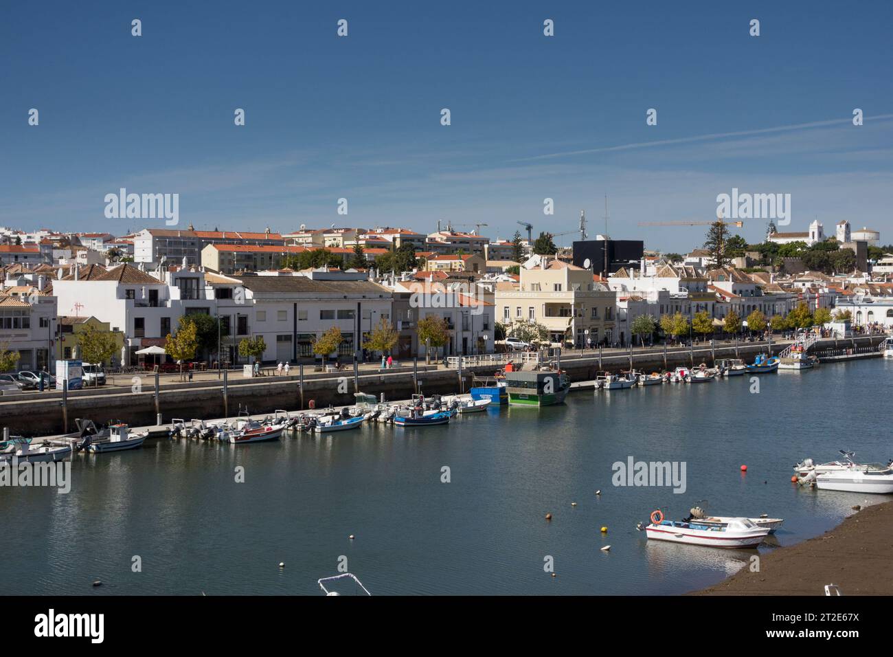 Blick auf Tavira mit Fluss Gilao, Algarve, Portugal, Europa Stockfoto