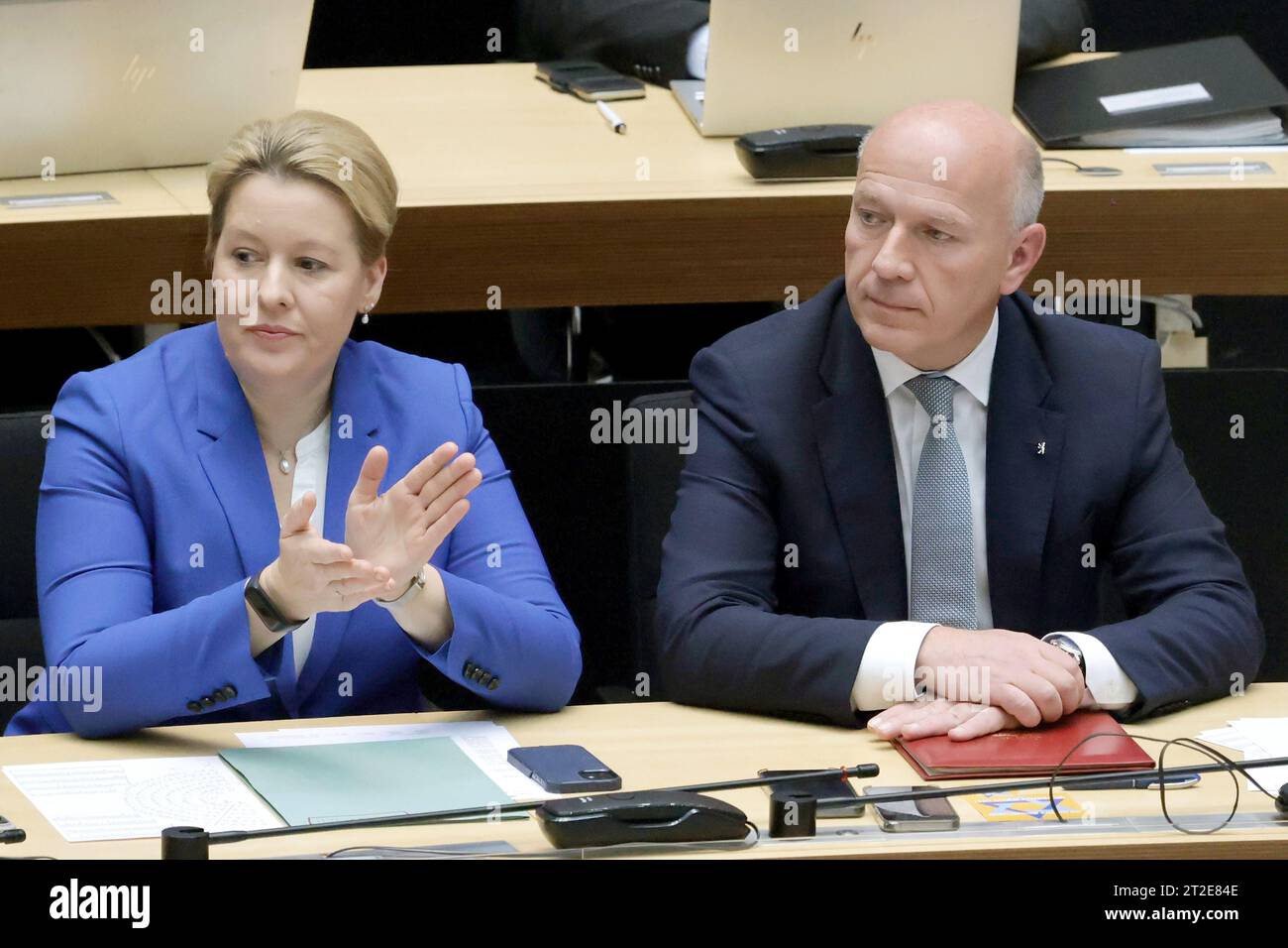 Berlin, Deutschland. Oktober 2023. Kai Wegner (CDU), Regierender Bürgermeister von Berlin, und Franziska Giffey (SPD), Berliner Senatorin für Wirtschaft, Energie und Arbeit, nach der Erklärung des Regierenden Bürgermeisters im Berliner Repräsentantenhaus zur angespannten Situation nach dem Terroranschlag der Hamas auf Israel. An der Plenartagung nehmen Ron Prosor, Botschafter Israels in Deutschland, sowie Vertreter der und Vertreter der jüdischen Gemeinde in Berlin Teil. Quelle: Carsten Koall/dpa/Alamy Live News Stockfoto