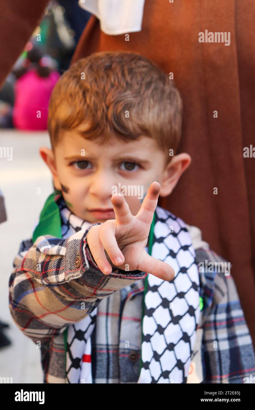 Amman, Jordanien - 18. Oktober 2023: Demonstrationen des jordanischen Volkes in Solidarität mit Gaza und dem palästinensischen Volk (jordanische und palästinensische Flagge) Stockfoto