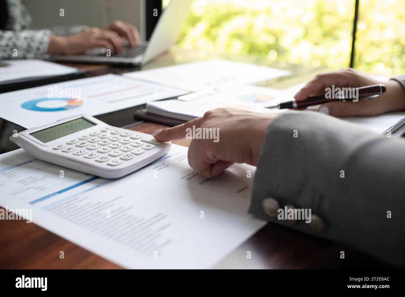 Geschäftsfrau, Unternehmerin, Buchhalter, die am Finanzbericht am Schreibtisch mit Rechner, Laptop arbeitet. Stockfoto