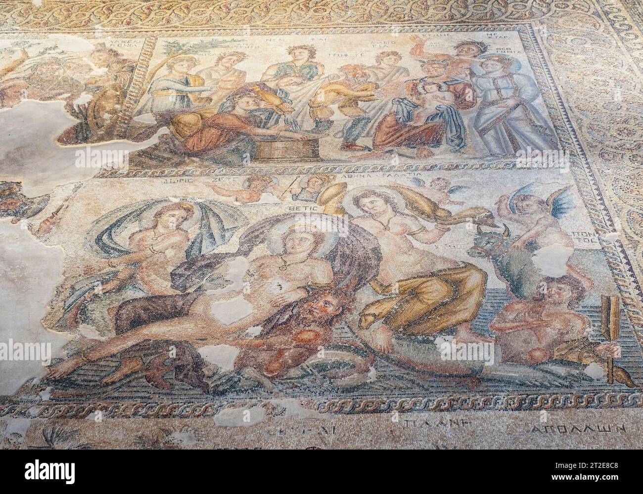 Mosaik, das das erste Baden des gottes des Weinbaus Dionysos im Haus von Aion darstellt, archäologische Stätte von Kato Pafos, Paphos (Pafos), Zypern. Stockfoto