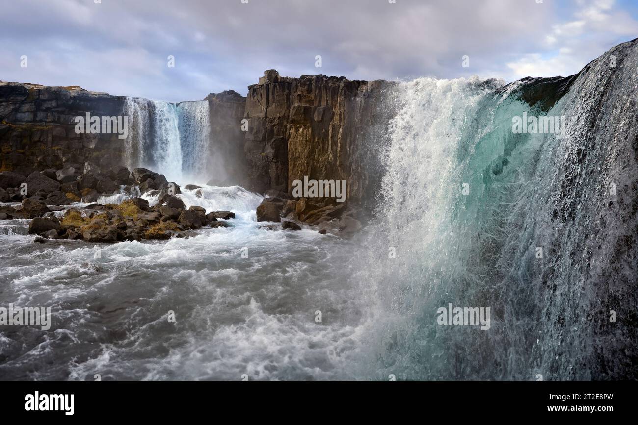 Wasserfälle in einem Teil des Rifttals bei Pingvellar, die durch tektonische Plattenbewegungen der nordamerikanischen und europäischen Platten verursacht wurden, die den Rift zerreißen Stockfoto