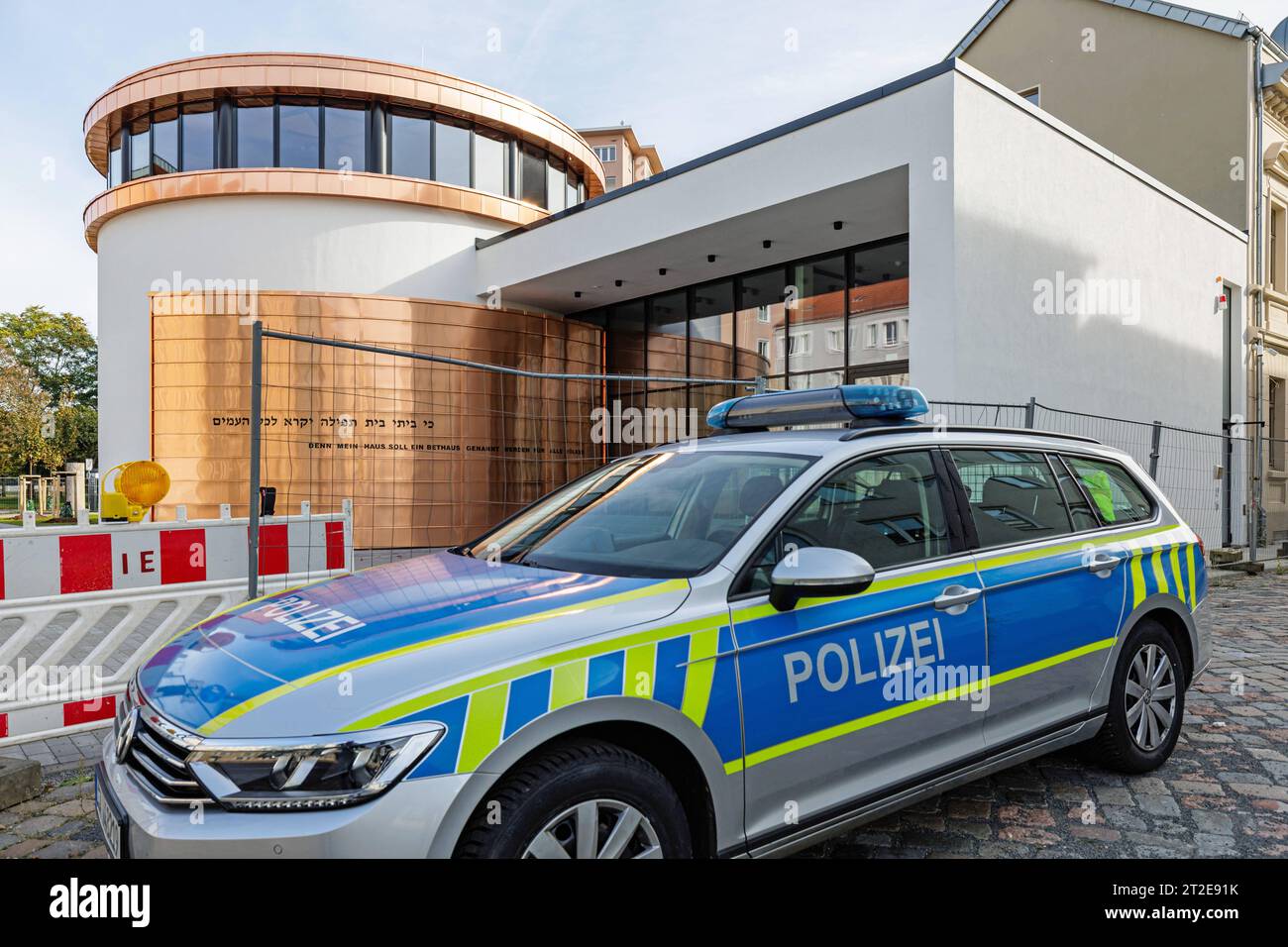 Ein Polizeifahrzeug steht vor dem Neubau der Weill - Synagoge Dessau, aufgenommen am 18. Oktober 2023 in Dessau-Rosslau Roßlau, einem Wiederaufbau in unmittelbarer Naehe der am 9. November 1938 zerstoerte Alten Synagoge. Die neue Synagoge in Dessau-Rosslau soll in Erinnerung an die juedische Familie des Komponisten Kurt Weill 1900-1950 den Namen Weill tragen. Kurt Weills Vater Albert war einst Kantor der Juedischen Gemeinde zu Dessau. Der Wiederaufbau der Synagoge war vom Bund unterstuetzt worden mit einem Zuschuss von 1, 4 Millionen Euro. NUR REDAKTIONELLE VERWENDUNG *** Ein Polizeifahrzeug steht vor Stockfoto