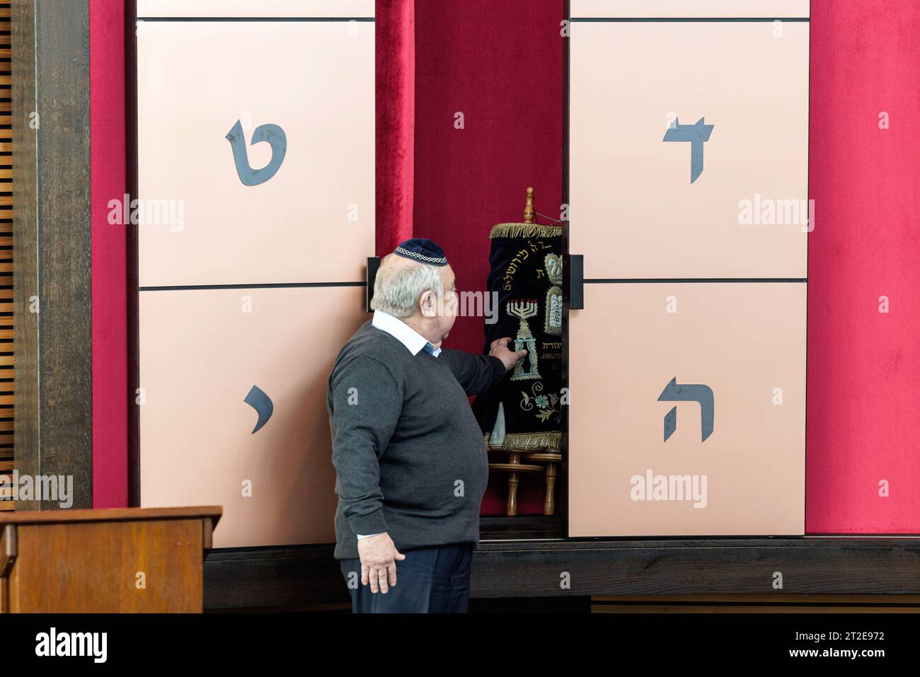 Der Vorsitzende der Juedischen Gemeinde zu Dessau, Alexander Wassermann, steht vor dem Tora - Schrein im Neubau der Synagoge Dessau, aufgenommen am 18. Oktober 2023 in Dessau-Rosslau Roßlau, einem Wiederaufbau in unmittelbarer Naehe der am 9. November 1938 zerstoerte Alten Synagoge. Die neue Synagoge in Dessau-Rosslau soll in Erinnerung an die juedische Familie des Komponisten Kurt Weill 1900-1950 den Namen Weill tragen. Kurt Weills Vater Albert war einst Kantor der Juedischen Gemeinde zu Dessau. Der Wiederaufbau der Synagoge war vom Bund unterstuetzt worden mit einem Zuschuss von 1, 4 Millio Stockfoto