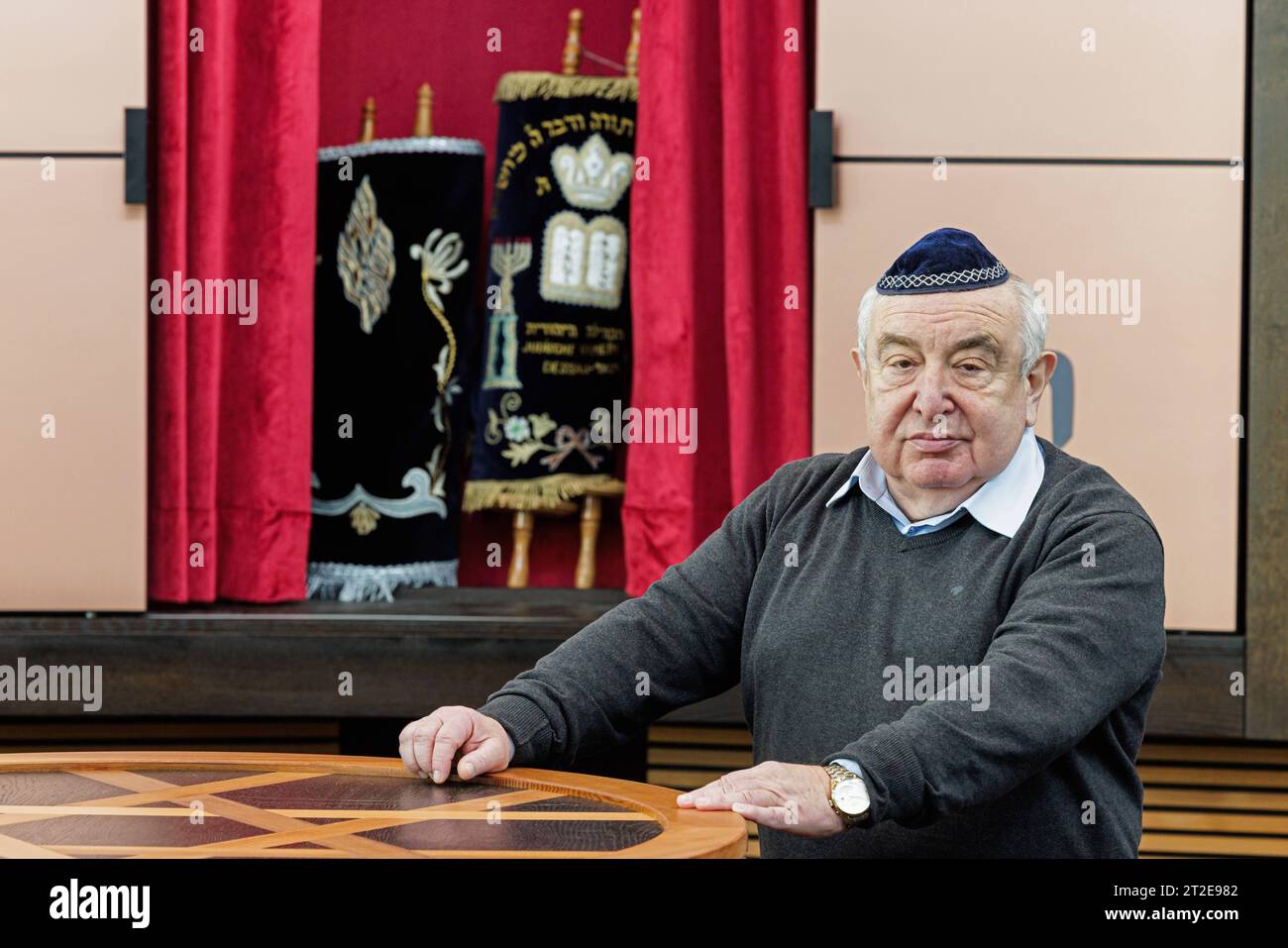 Der Vorsitzende der Juedischen Gemeinde zu Dessau, Alexander Wassermann, steht vor dem Tora - Schrein im Neubau der Synagoge Dessau, aufgenommen am 18. Oktober 2023 in Dessau-Rosslau Roßlau, einem Wiederaufbau in unmittelbarer Naehe der am 9. November 1938 zerstoerte Alten Synagoge. Die neue Synagoge in Dessau-Rosslau soll in Erinnerung an die juedische Familie des Komponisten Kurt Weill 1900-1950 den Namen Weill tragen. Kurt Weills Vater Albert war einst Kantor der Juedischen Gemeinde zu Dessau. Der Wiederaufbau der Synagoge war vom Bund unterstuetzt worden mit einem Zuschuss von 1, 4 Millio Stockfoto