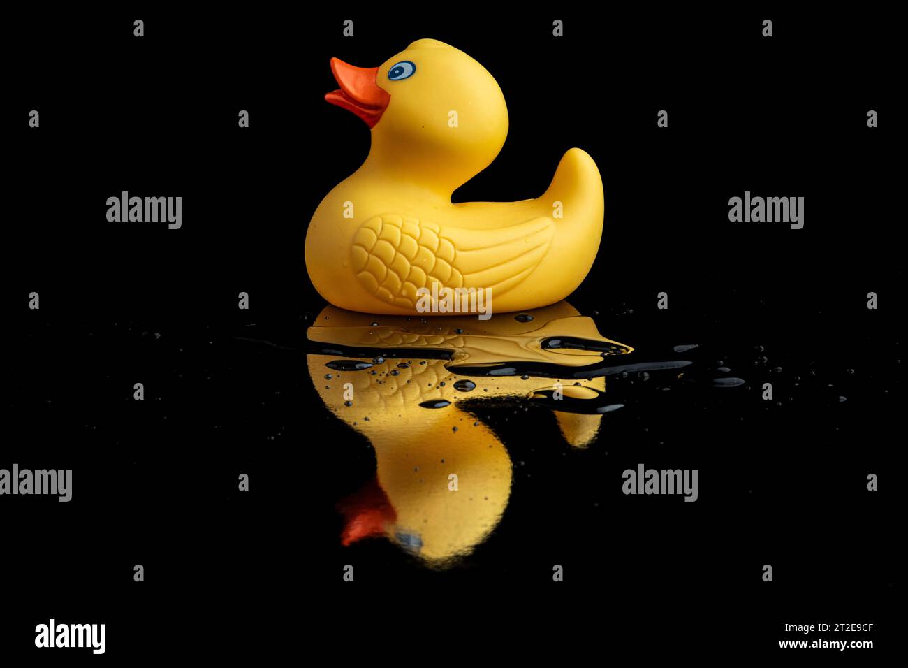 Gelbe Ente im Kunsthintergrund Stockfoto