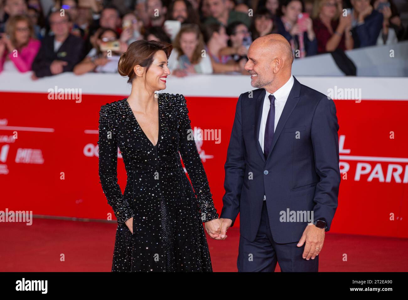 Rom, Italien. Oktober 2023. Schauspielerin und Regisseurin Paola Cortellesi mit Riccardo Milani nimmt am 18. Oktober 2023 am roten Teppich der Eröffnungsnacht der 18. Ausgabe des Rome Film Festivals Teil (Foto: Lev Radin/Pacific Press) Credit: Pacific Press Media Production Corp./Alamy Live News Stockfoto