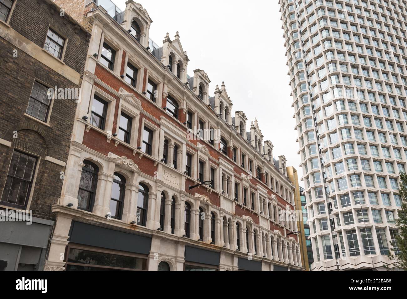 Gebäude an der St Giles High Street (früher Korea Town), Teil der Renovierung des St Giles Circus neben Centre Point, London, England, Großbritannien Stockfoto