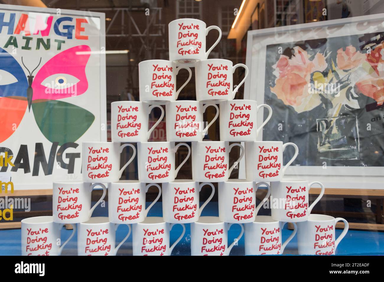 Du machst F*cking tolle Motivationstassen in einem Schaufenster in der Monmouth Street im Londoner West End Stockfoto