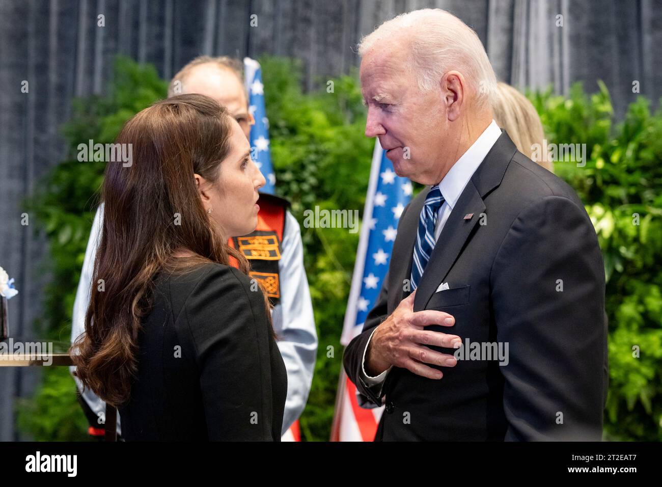 Tel Aviv, Israel. Oktober 2023. US-Präsident Joe Biden, richtig, drückt sein Beileid bei einem Treffen mit den Familien der Opfer der Hamas-Terroranschläge im Hotel Kempinski am 18. Oktober 2023 in Tel Aviv, Israel aus. Erin Scott/White House Photo/Alamy Live News Stockfoto