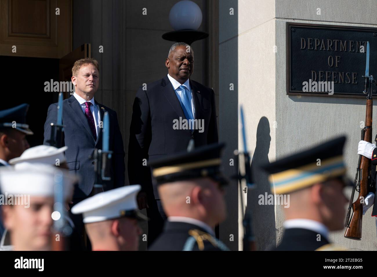 Arlington, Vereinigte Staaten Von Amerika. Oktober 2023. Arlington, Vereinigte Staaten von Amerika. 18. Oktober 2023. US-Verteidigungsminister Lloyd J. Austin III., rechts, steht mit dem britischen Verteidigungsminister Grant Shapps, links, während der Nationalhymnen bei der Ankunft im Pentagon am 18. Oktober 2023 in Washington, DC Credit: PO1 Alexander Kubitza/DOD/Alamy Live News Stockfoto