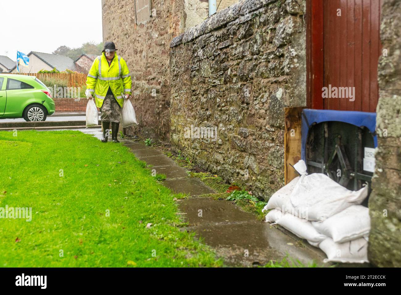 Christopher McGuire legt Sandsäcke an Häusern an der River Street in Brechin ab. Die schottische Stadt Brechin steht heute unter einer gelben Met-Warnung vor Regen und wird heute Abend ab 18 Uhr unter einer seltenen roten Warnung stehen. Quelle: Euan Cherry Stockfoto