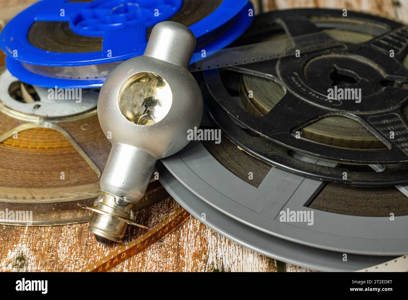Alte Projektorlampe und Filmrollen aus dem Heimkino Stockfoto