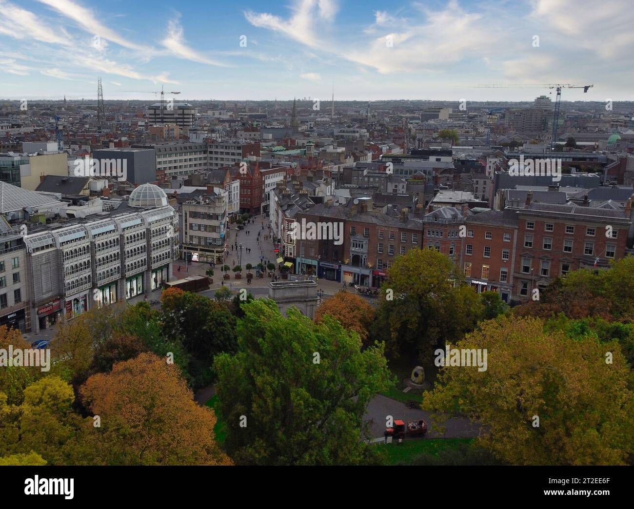 Hochwinklige Luftaufnahme mit Blick auf das farbenfrohe Herbstlaubdach von St. Stephen's Green und die historische georgianische Architektur, Einkaufsstraße Stockfoto