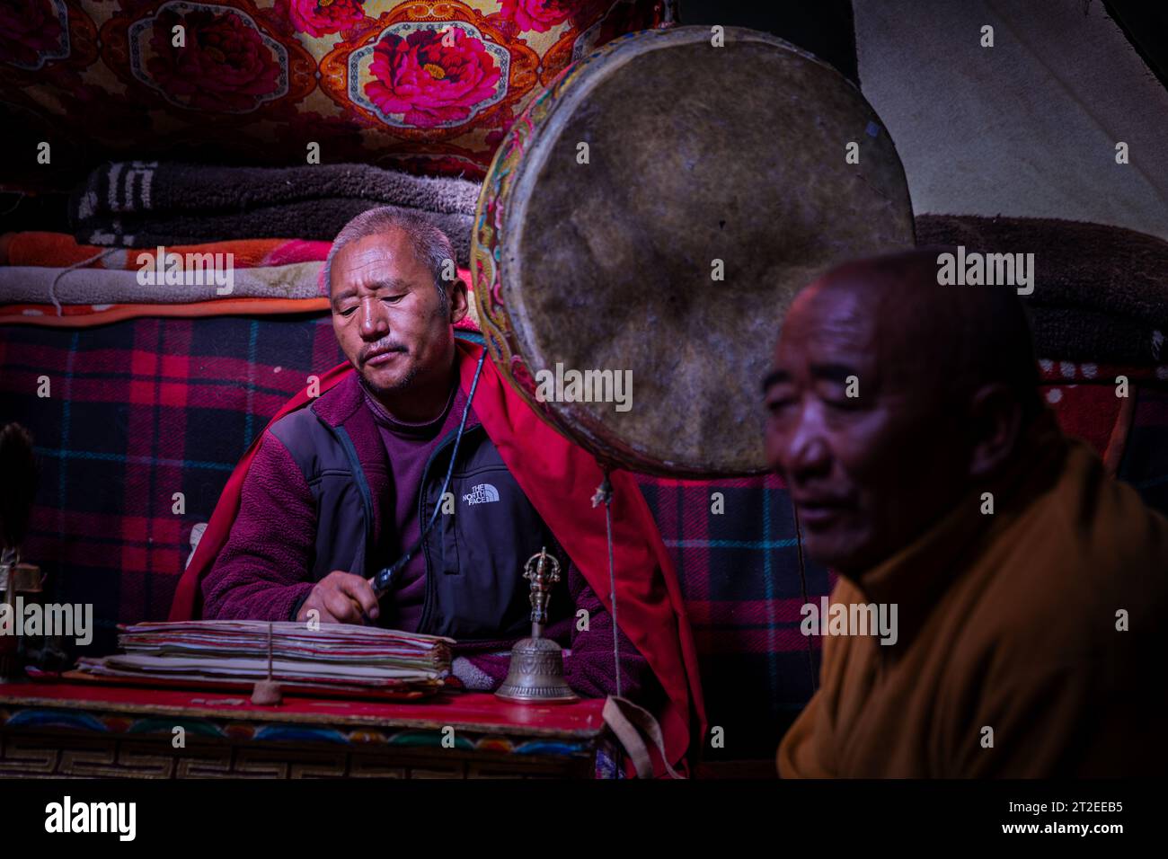 Buddhistischer Mönch spielt Puja in einem Nomadenzelt in Ladakh, Indien Stockfoto