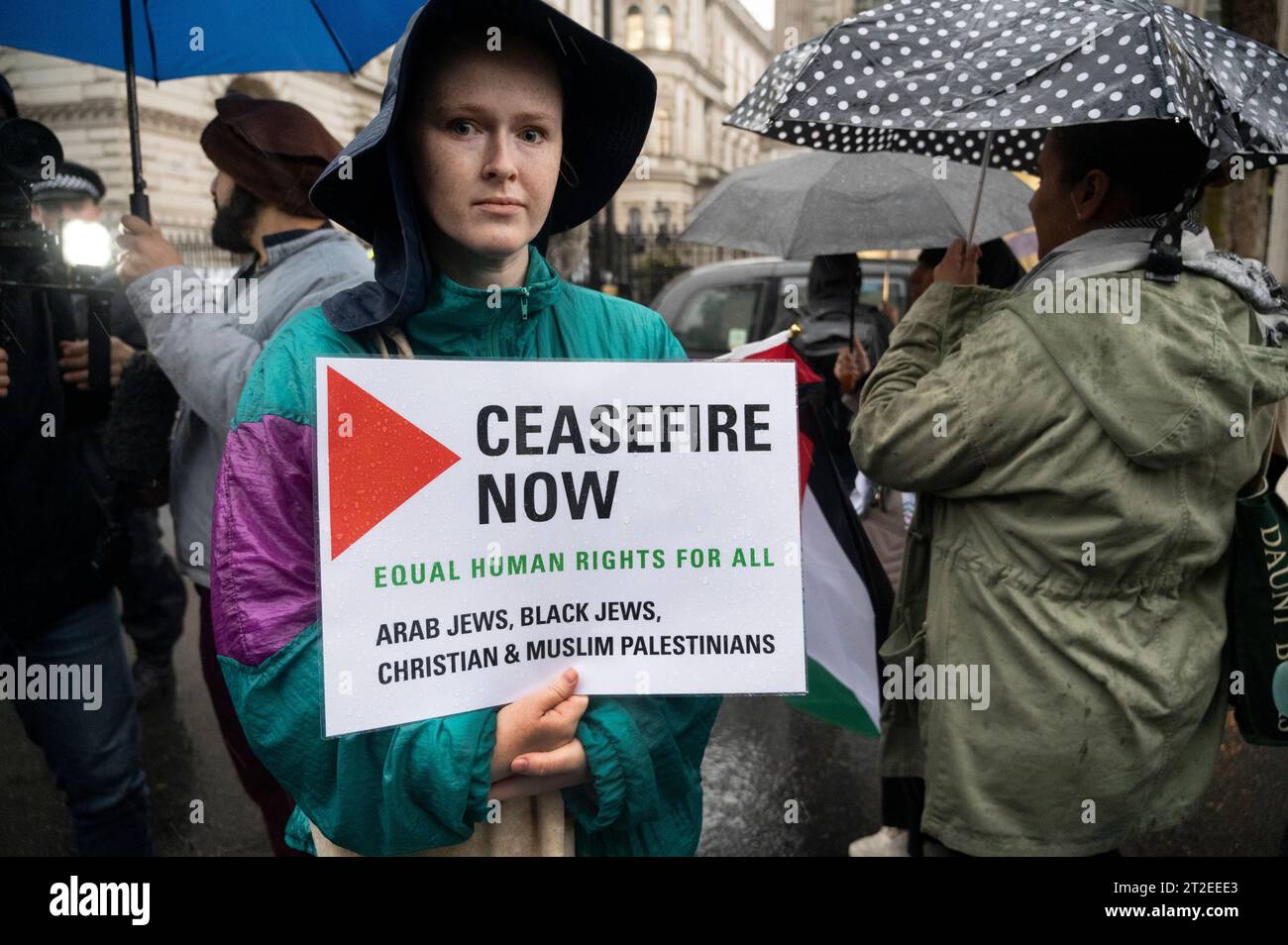 London 18. Oktober 2023. Downing Street. Mahnwache für Palästina, einschließlich derer, die im Al-Ahli-Krankenhaus Gaza getötet wurden Stockfoto