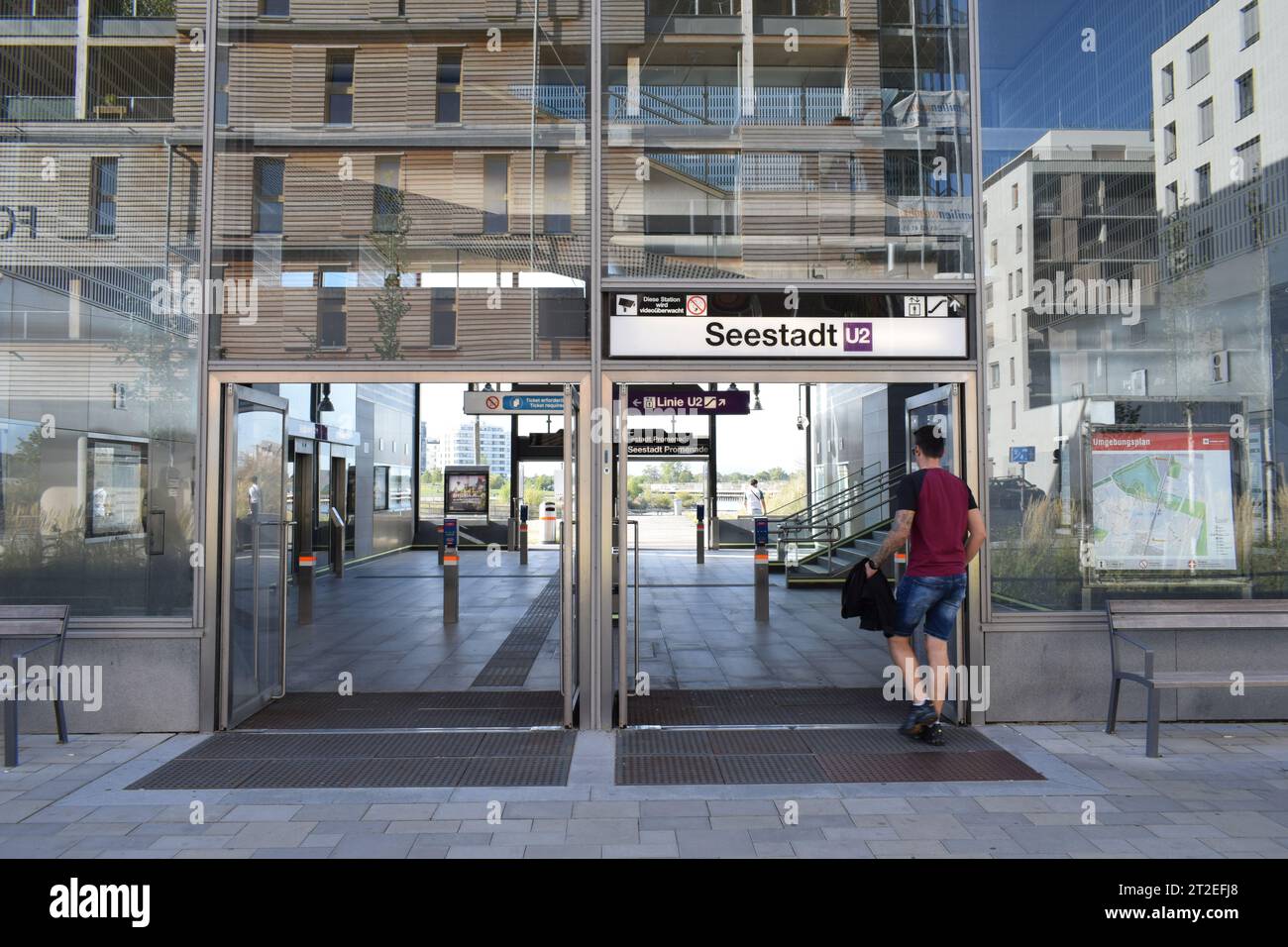 WIEN, ÖSTERREICH - 2. OKTOBER 2023: Eingang zum U-Bahnhof Seestadt Aspern, einem der größten Stadtentwicklungsgebiete Europas. Stockfoto