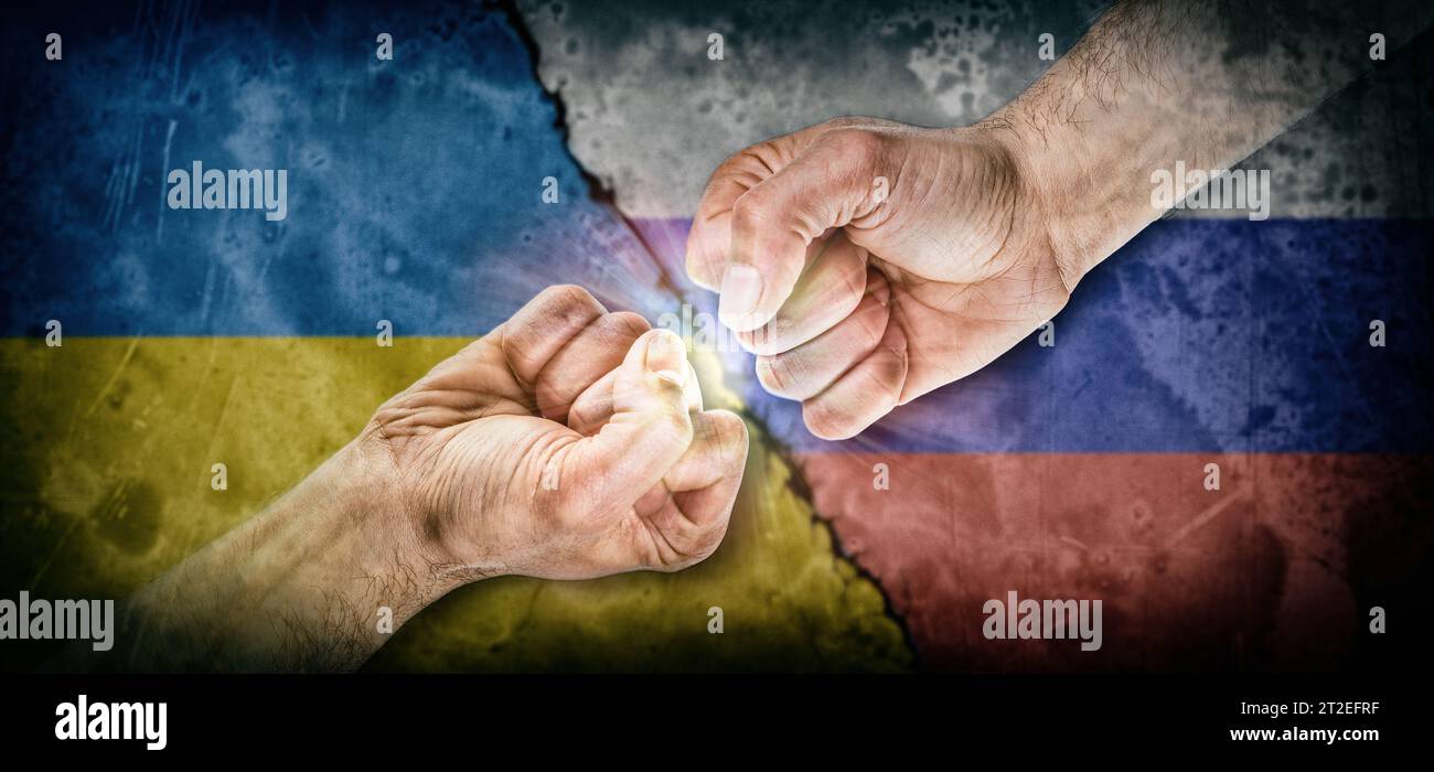 Konzept des Krieges zwischen Russen und Ukrainern mit gegenüberliegenden Fäusten und Flaggen beider Länder im Hintergrund mit altersbedingter Wirkung. Stockfoto