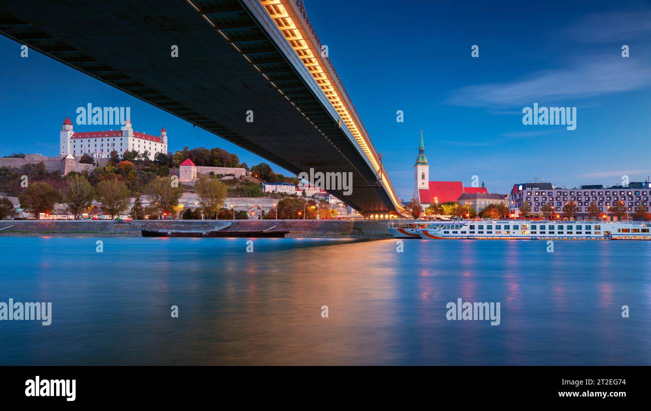 Bratislava, Slowakei. Stadtbild von Bratislava, Hauptstadt der Slowakei in der dämmerblauen Stunde. Stockfoto