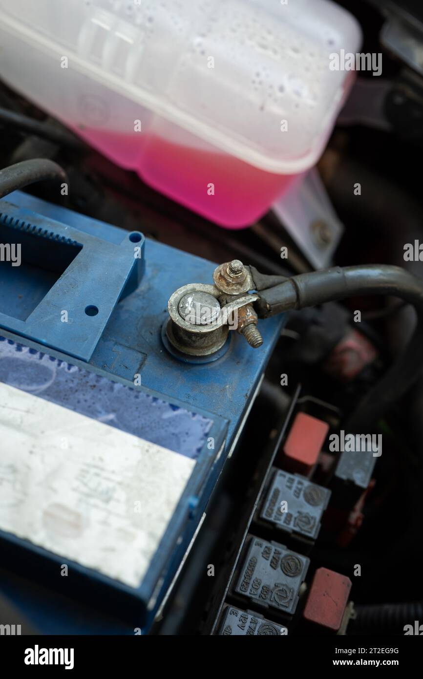 Kfz-Batterieklemme und -Kabel im Motorraum montiert. Nahaufnahme, keine Leute Stockfoto