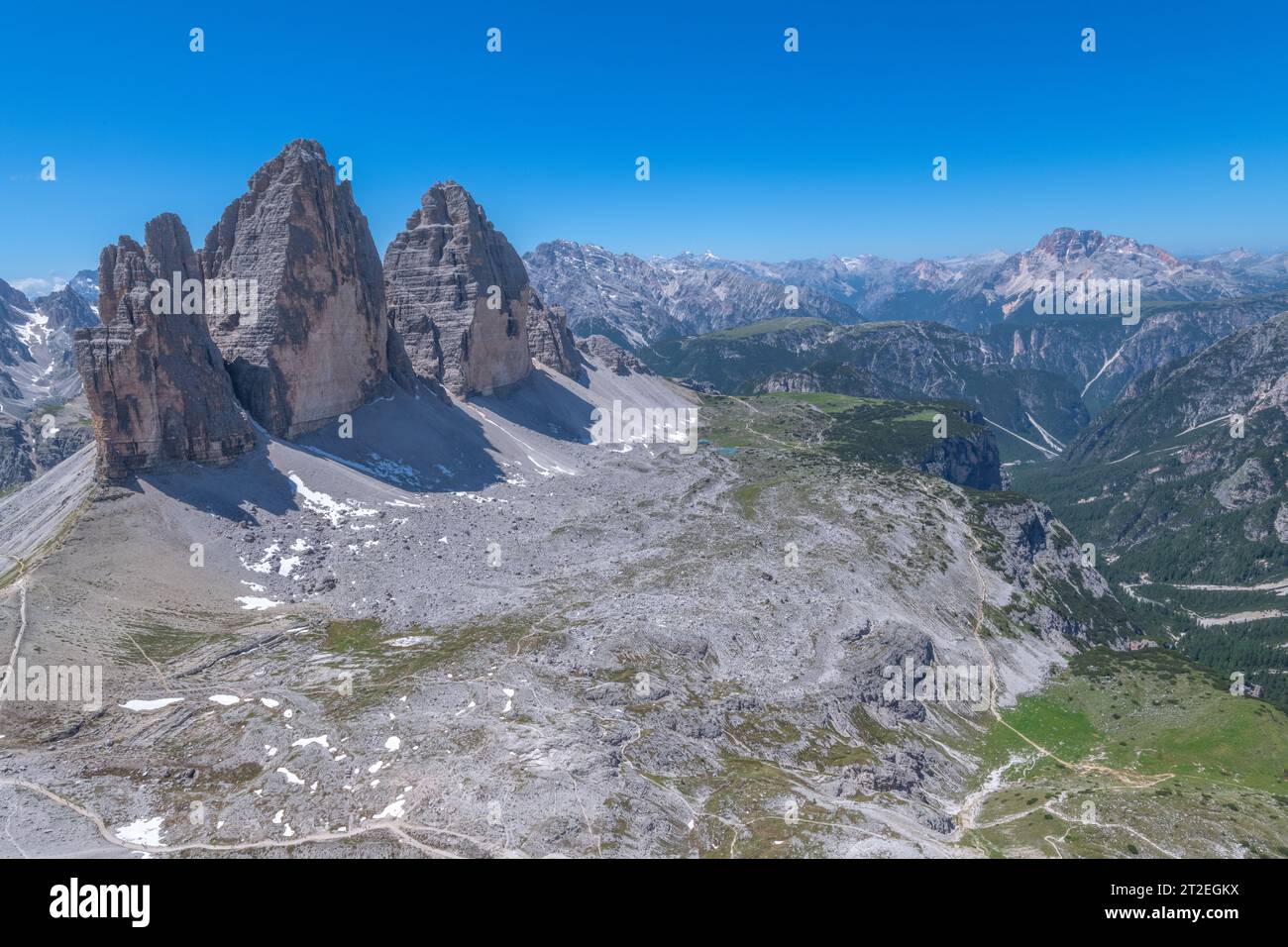 Gipfelblick auf 3 Zinnen oder drei Zinnen, weltberühmte Gipfel in den italienischen Dolomiten. Gletscherebene und grasbewachsenes Tal unter hohen erodierten Gipfeln Stockfoto