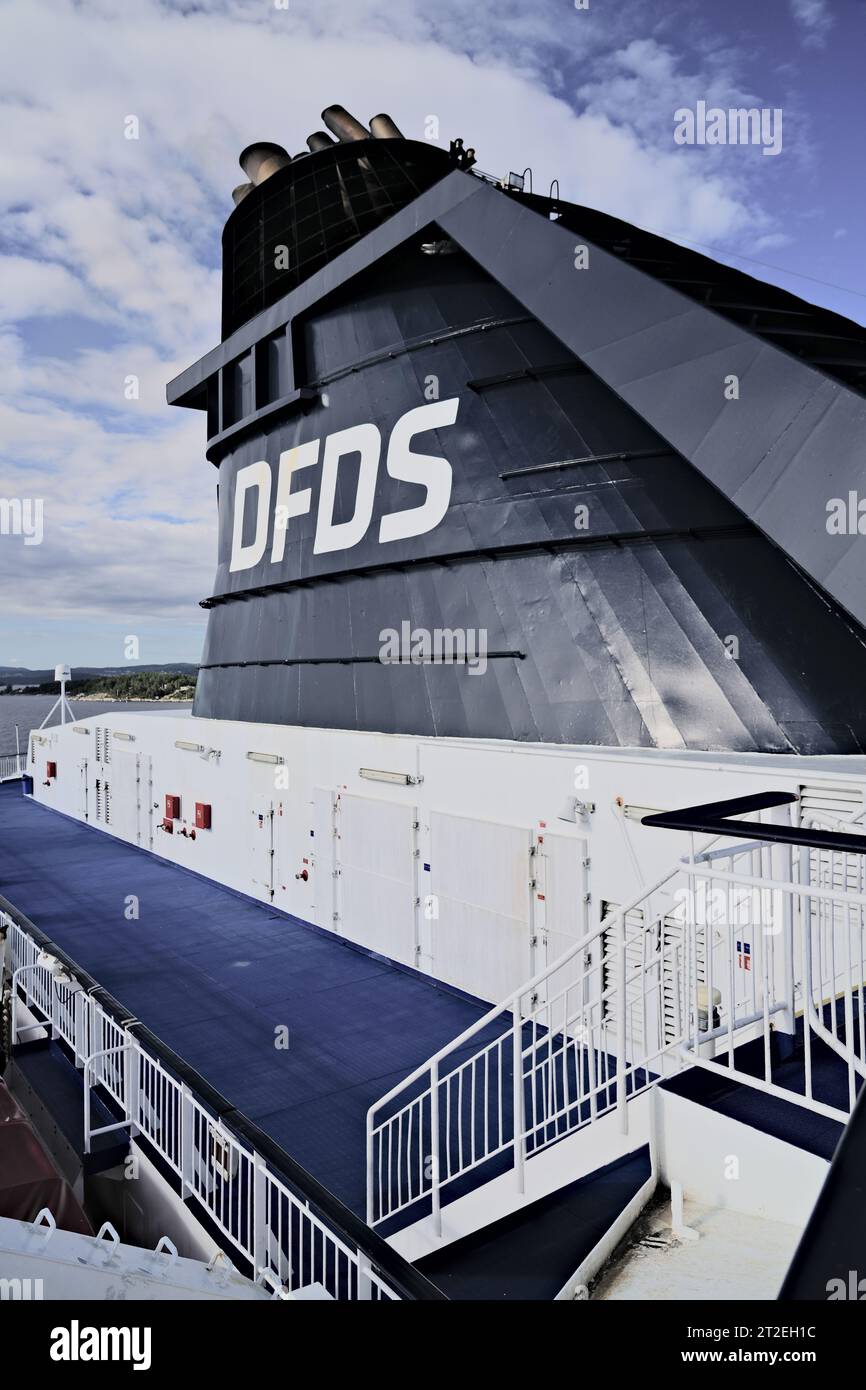 Fähre MS Crown Seaways. Schornstein mit Ablufttrichter und Logo-Buchstaben DFDS, Danish Freight Transportation, Pkw und Pkw Transportation Company Stockfoto