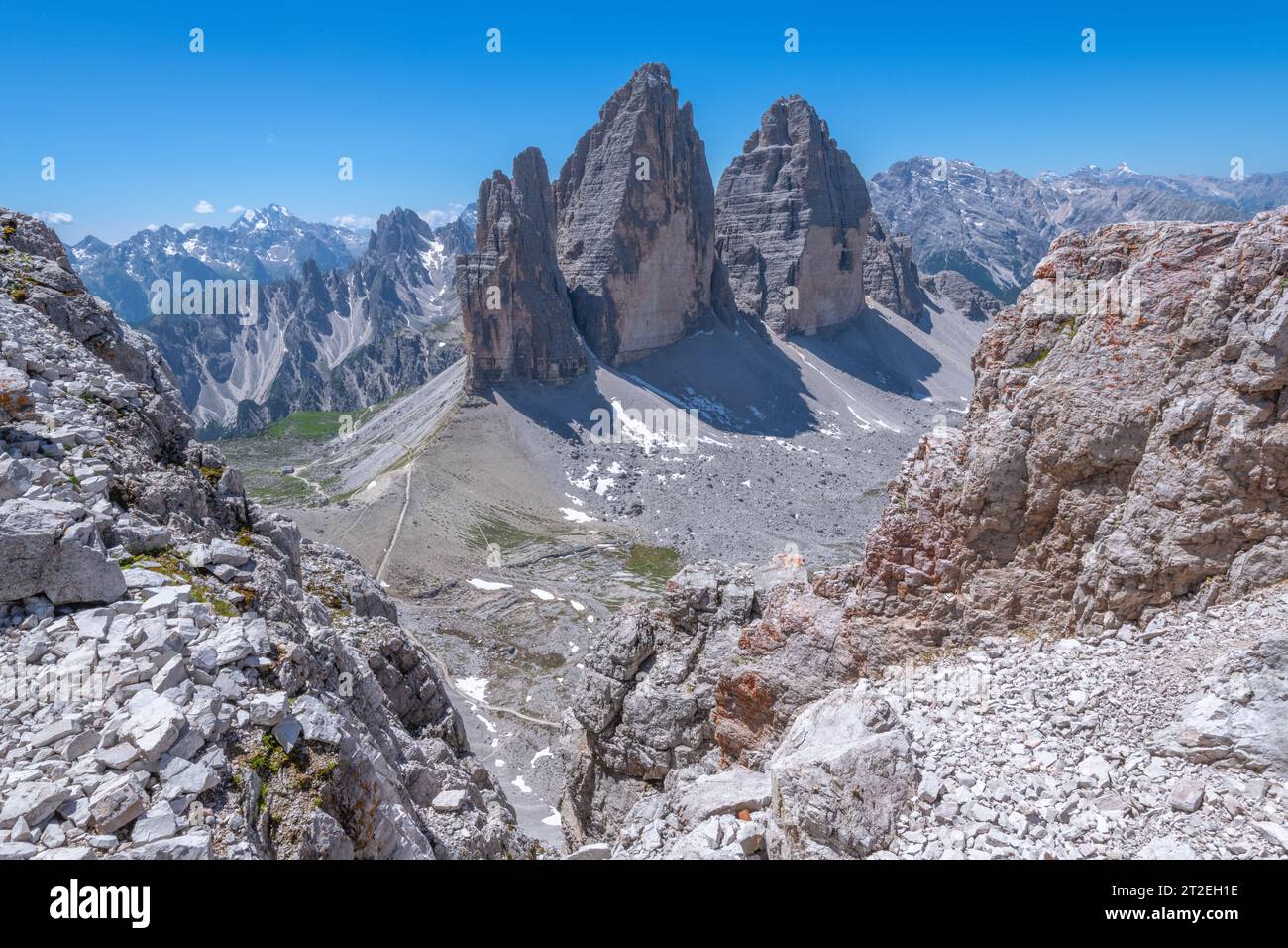 Gipfelblick auf 3 Zinnen oder drei Zinnen, weltberühmte Gipfel in den italienischen Dolomiten. Hohe Steinmonolithen, die durch Erosion gehauen wurden. Stockfoto