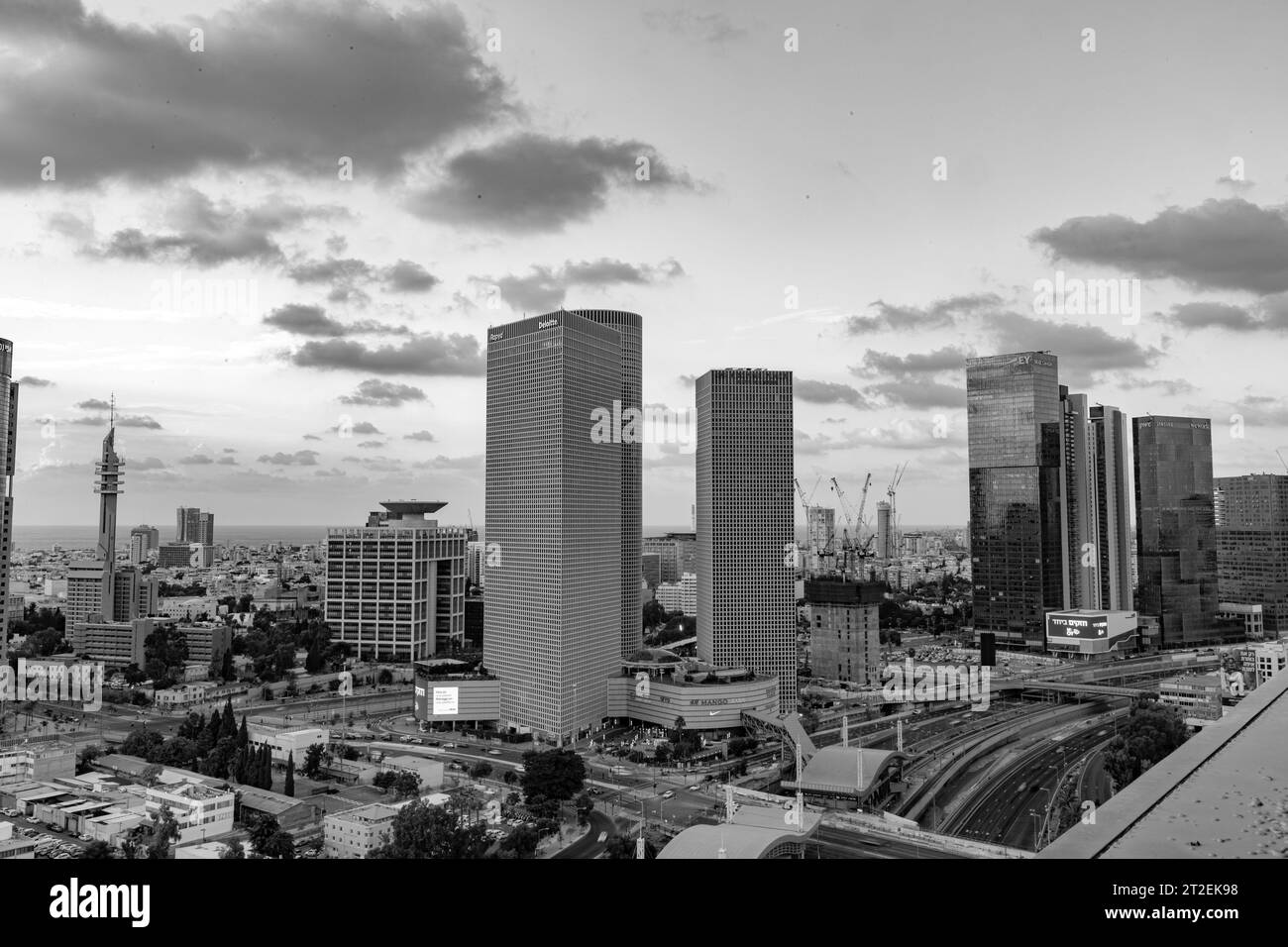 Tel Aviv, Israel - 14. Oktober 2023 - aus der Vogelperspektive auf die Gebäude und die Umgebung rund um den Ayalon Highway benannt nach dem Ayalon Creek, der durch den Fluss fließt Stockfoto