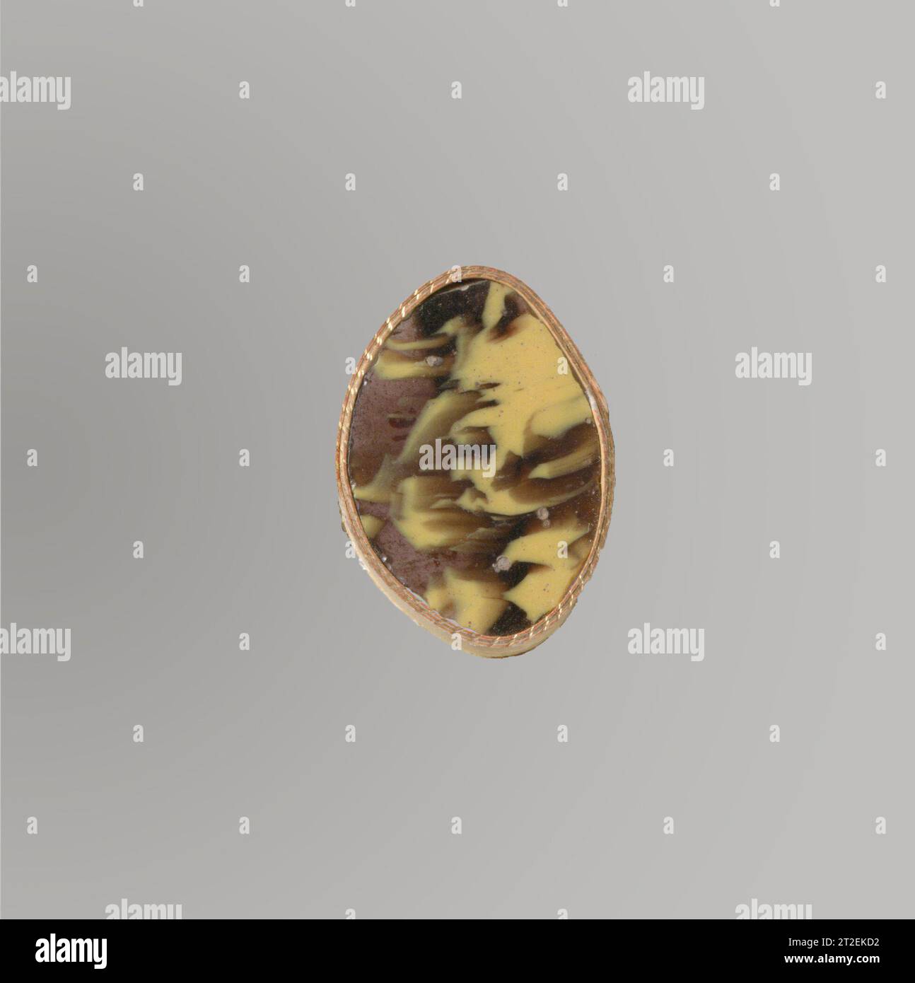 Glasmosaik gerippte Schüssel Fragment römisch Ende 1. Jahrhundert v. Chr. bis Anfang 1. Jahrhundert CE Körperfragment.durchscheinend tiefviolett und opak gelb.konvex geschwungene Seite.Mosaikmuster gebildet aus Abschnitten eines einzelnen Rohrs in lila Grund mit großen unregelmäßigen gelben Streifen und Wirbeln; außen Teil einer markanten vertikalen Rippe mit abgerundetem Profil, die sich nach unten verjüngt. innen poliert; innen Lochbildung von Oberflächenblasen; außen und an den Kanten stumpfende und schillernde Witterungseinflüsse. In eine ovale Form geschnitten, vielleicht in der Antike. Mehr anzeigen. Glasmosaik geripptes Schälfragment. Roman. Ende des 1. Jahrhunderts v. Chr Stockfoto