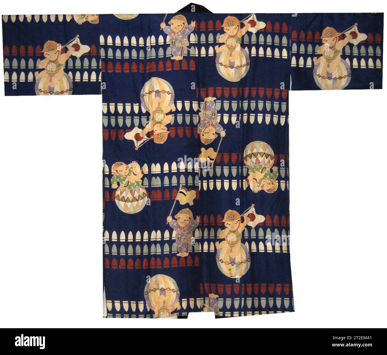 Kimono für Jungen mit Glücksfadenkugeln (Temari) und Kugeln Japan ca. 1940er-Jungen, einige von ihnen sitzen auf übergroßen Tempari (Glücksfadenbälle, die japanische Mütter traditionell für ihre Töchter als Neujahrsgeschenke machen), sind mit Armeehelmen dargestellt. Die Zeichen auf den Truhen derer, die die japanische Flagge tragen, trugen Shingun oder „Göttliche Armee“, was sich auf die Truppen des Kaisers bezieht. Die stehenden Figuren, deren Outfits Kampfflugzeuge darstellen, tragen die Flagge von Mandschukuo. Sie werden vor einem endlos wiederholten Hintergrund aus roten, blauen und weißen Aufzählungszeichen angezeigt. Mehr anzeigen. Junge Kimono mit Lu Stockfoto