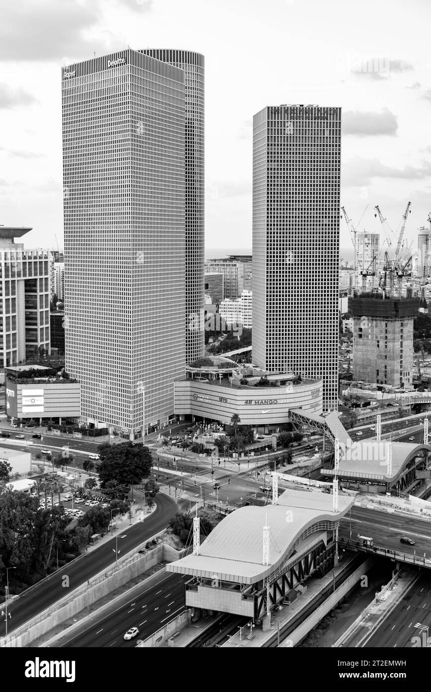 Tel Aviv, Israel - 14. Oktober 2023 - aus der Vogelperspektive auf die Gebäude und die Umgebung rund um den Ayalon Highway benannt nach dem Ayalon Creek, der durch den Fluss fließt Stockfoto